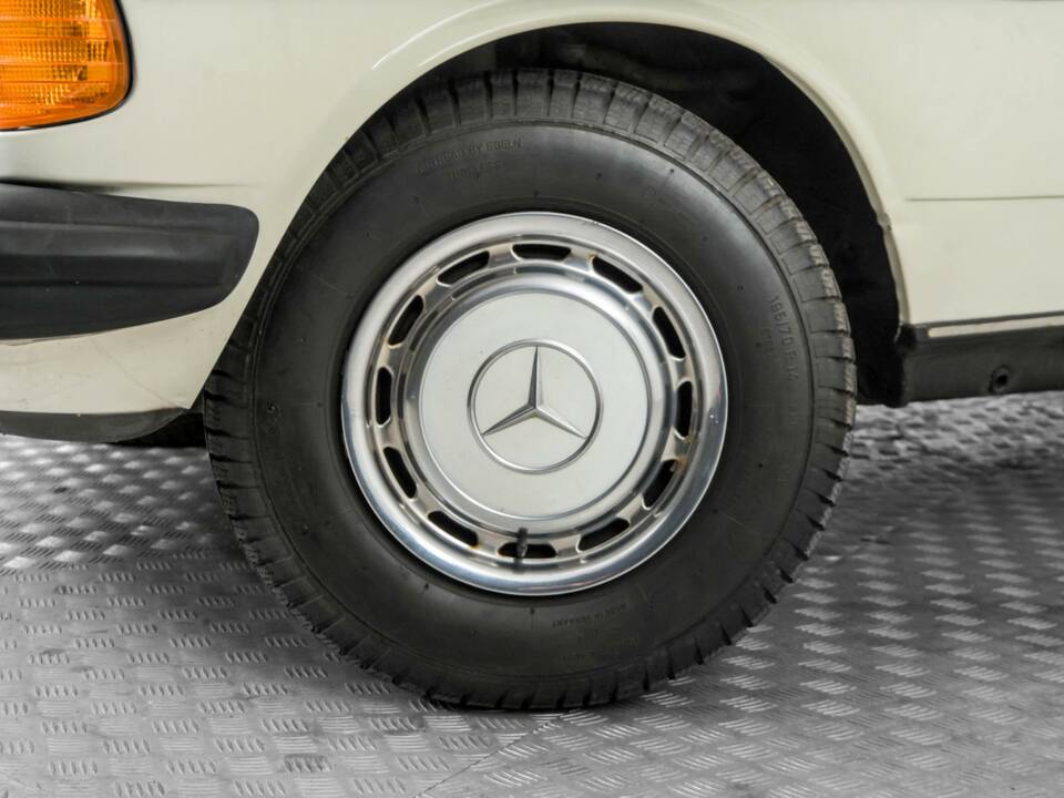 Image 4/50 of Mercedes-Benz 230 TE (1984)