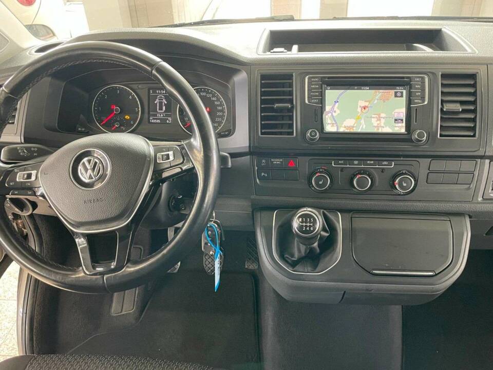 Image 14/17 of Volkswagen T6 Multivan 2.0 TDI (2017)