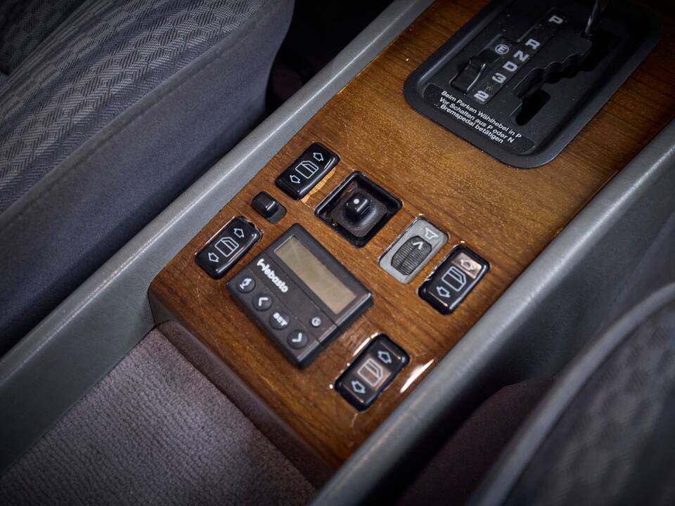 Image 64/100 of Mercedes-Benz 230 TE (1990)