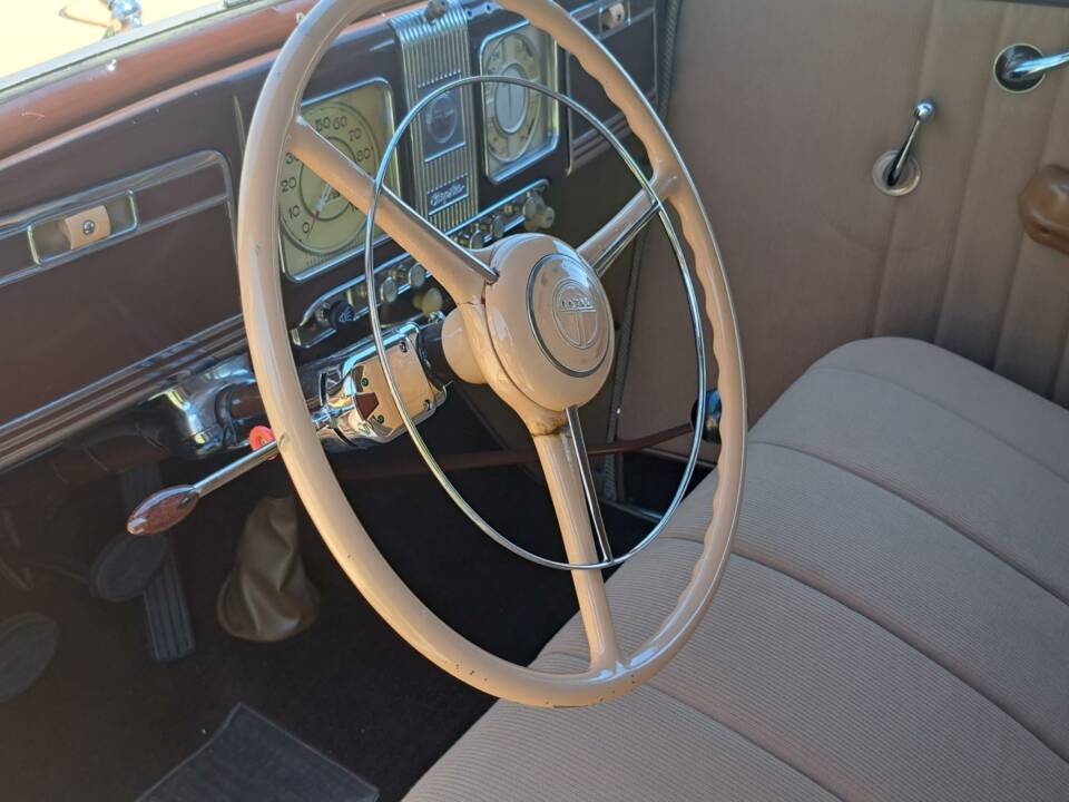 Bild 13/22 von Chrysler Royal Sedan (1938)