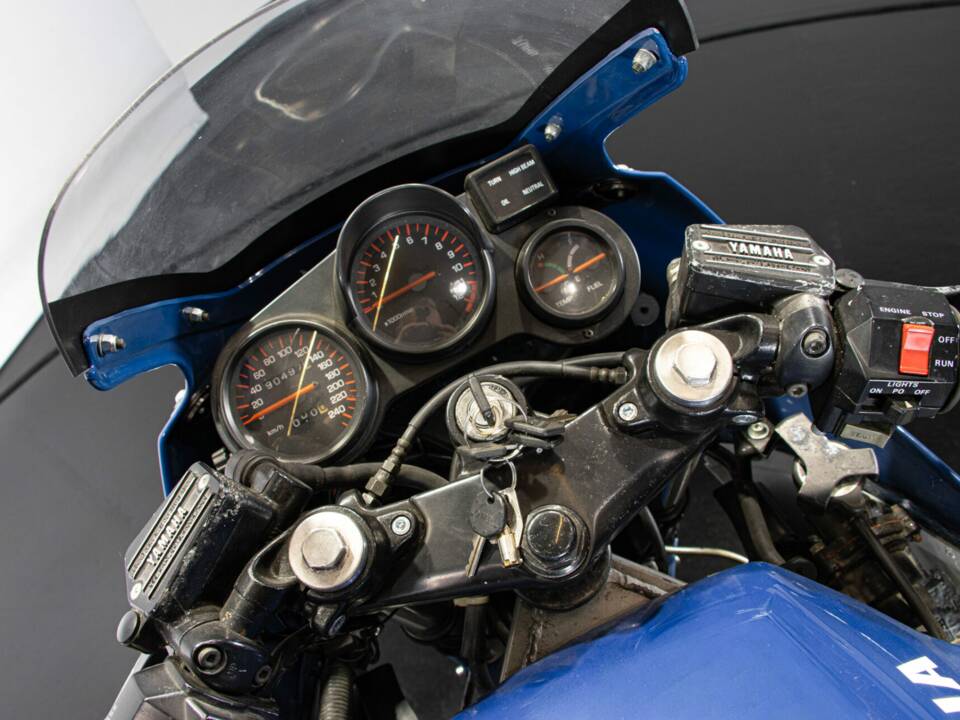 Image 43/50 of Yamaha FZ 750 (1986)