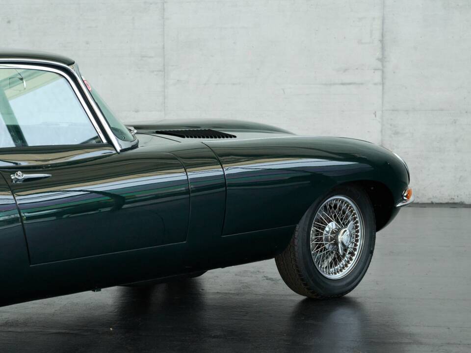Image 41/50 de Jaguar E-Type (1970)