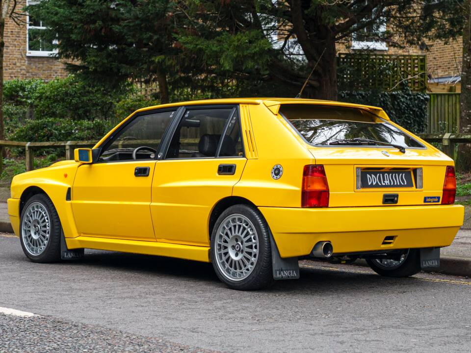 Image 4/27 of Lancia Delta HF Integrale Evoluzione I (1992)