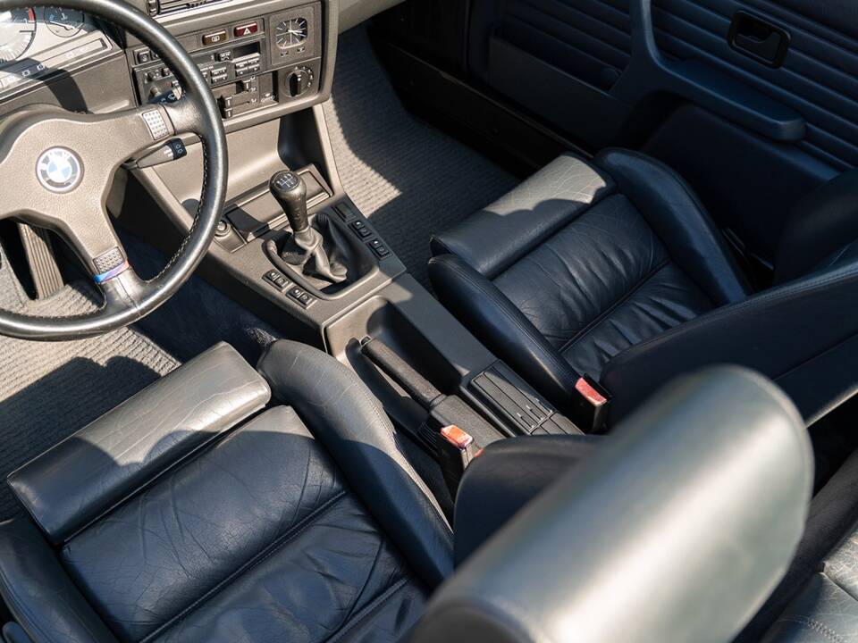 Immagine 15/35 di BMW 320i (1988)