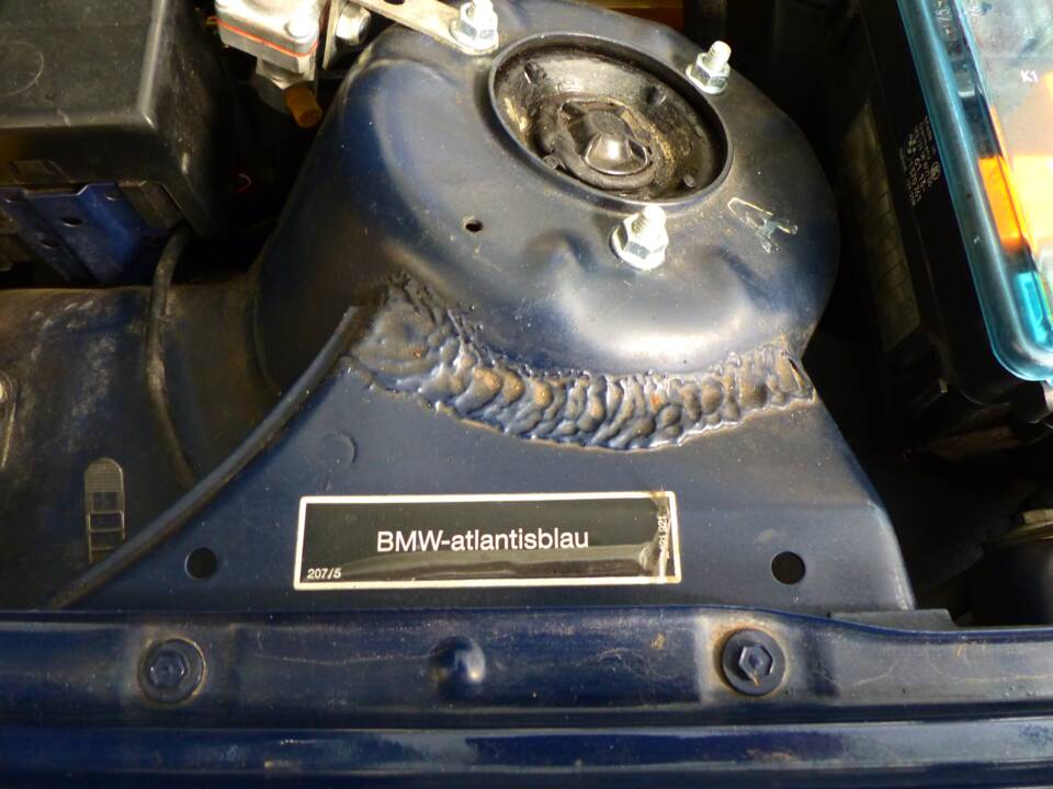 Image 96/99 of BMW 320i (1989)