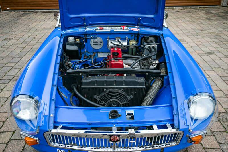 Image 3/45 of MG MGB GT (1964)