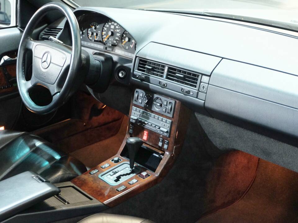 Image 10/51 of Mercedes-Benz 500 SL (1992)