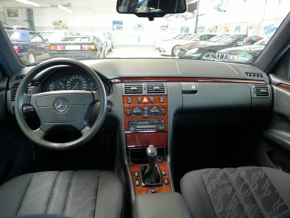 Image 23/33 of Mercedes-Benz E 230 (1995)