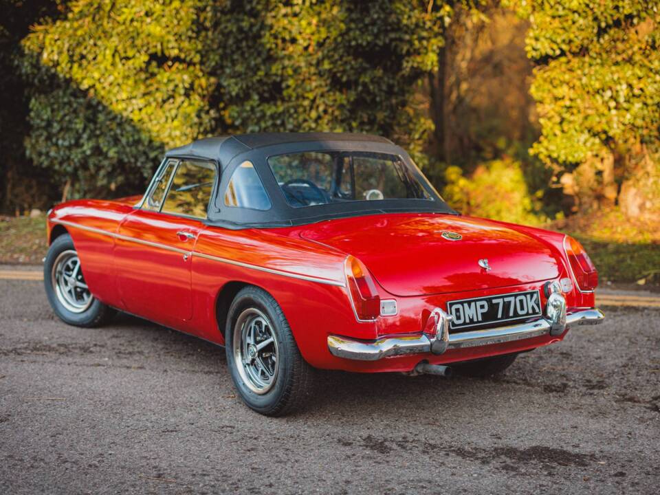 Image 3/8 of MG MGB GT (1972)