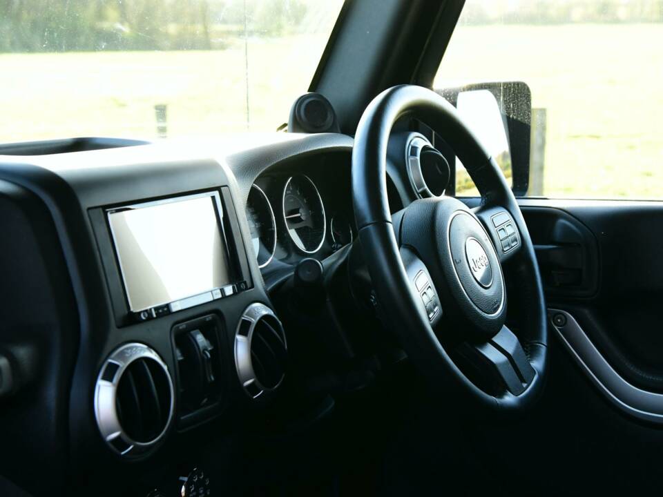 Image 50/50 de Jeep Wrangler Sahara 4.0L (2014)