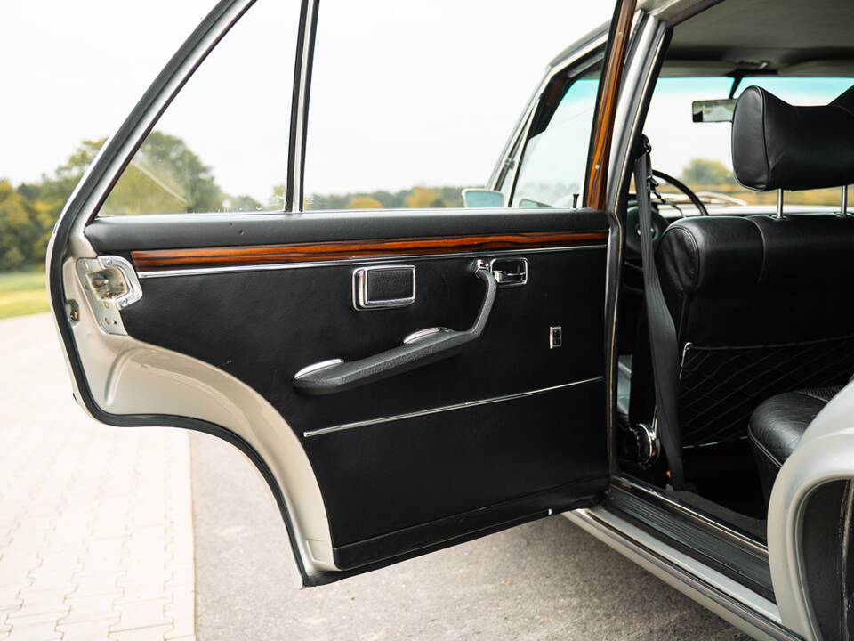 Image 24/50 of Mercedes-Benz 300 SEL 6.3 (1970)