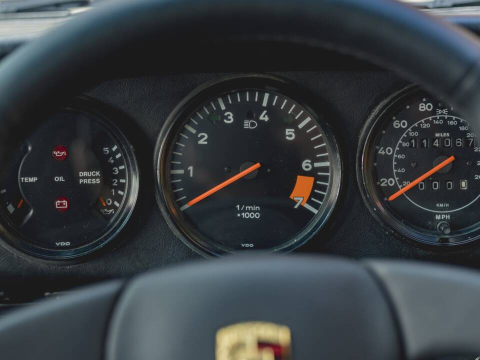 Image 32/33 of Porsche 911 Carrera 3.2 (1988)