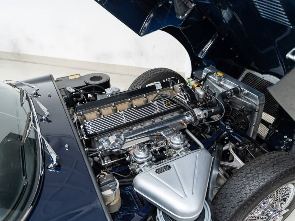 Image 32/36 of Jaguar E-Type (1969)