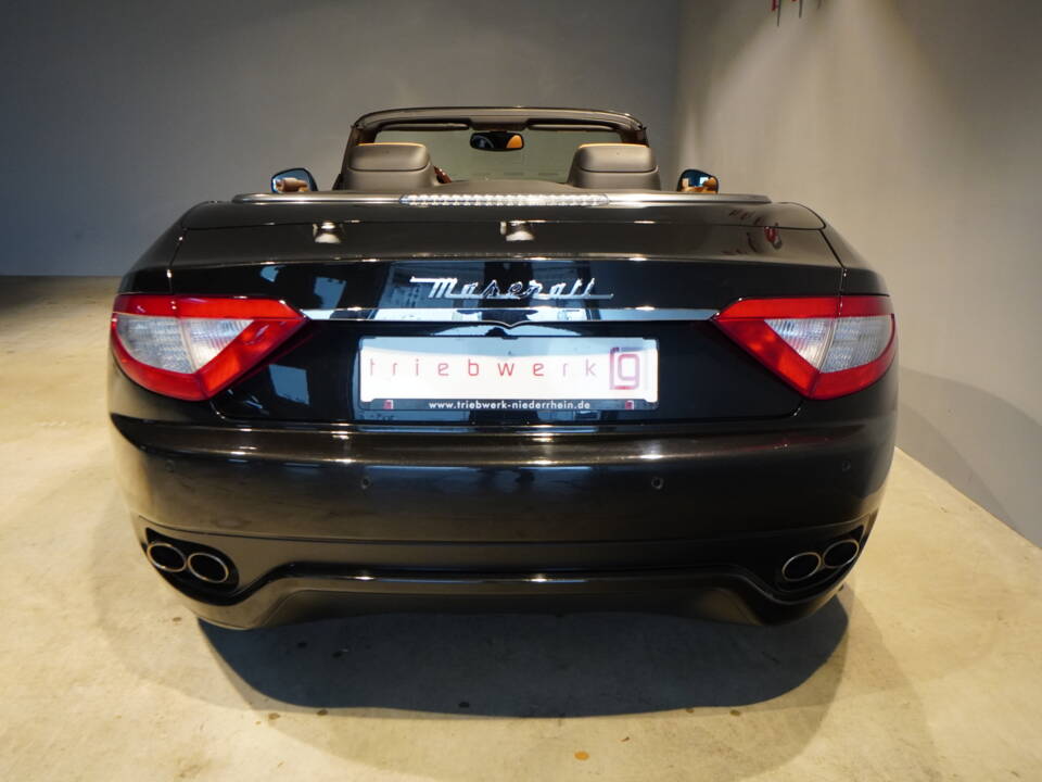 Image 16/26 of Maserati GranCabrio 4.7 (2010)