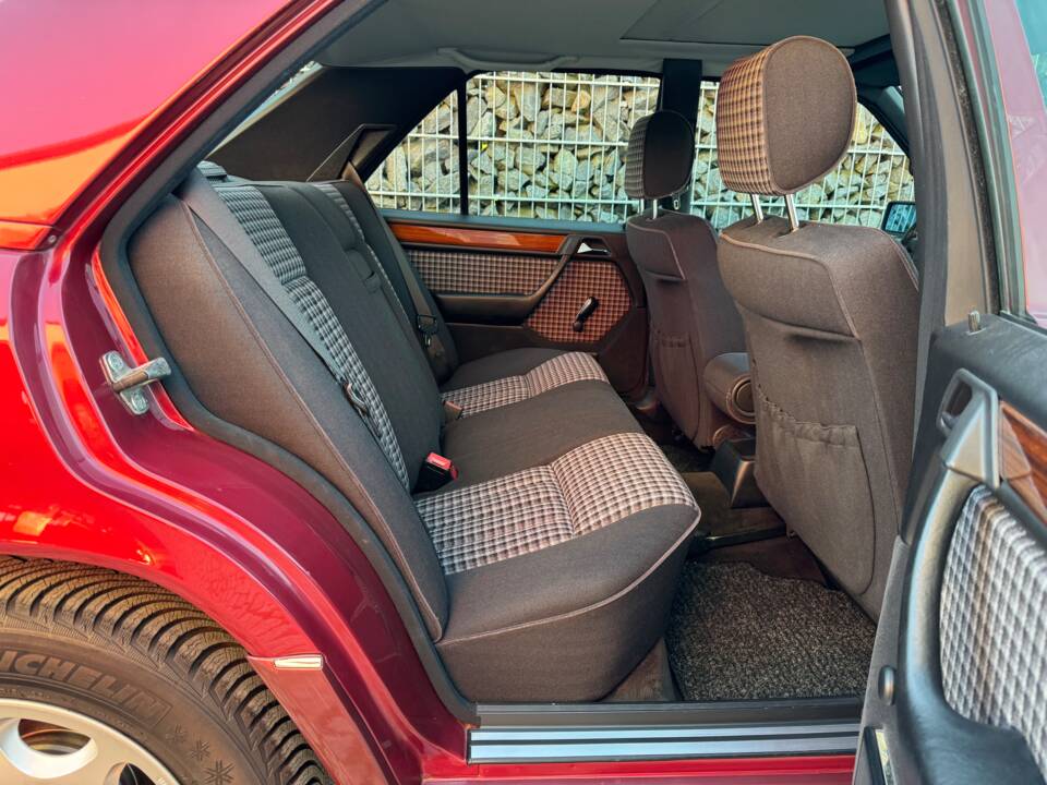 Immagine 57/75 di Mercedes-Benz 230 E (1992)