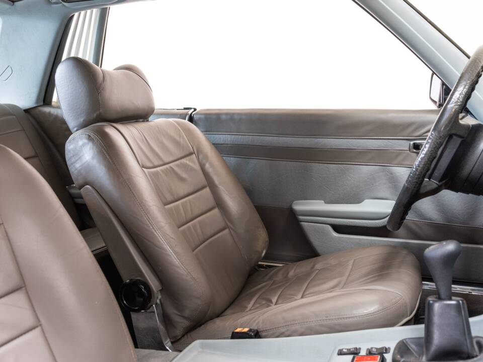 Image 17/32 of Mercedes-Benz 350 SLC (1971)
