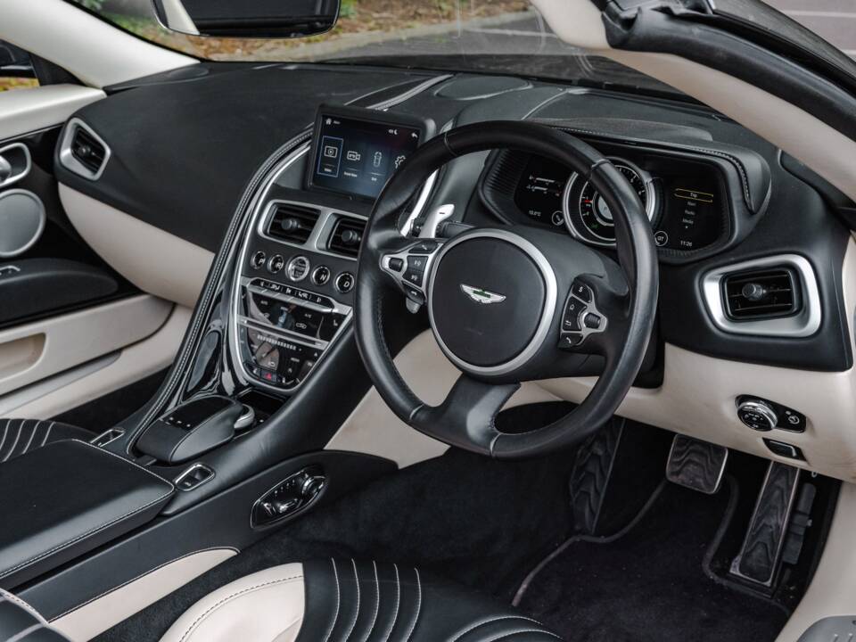 Image 4/39 of Aston Martin DB 11 Volante (2018)