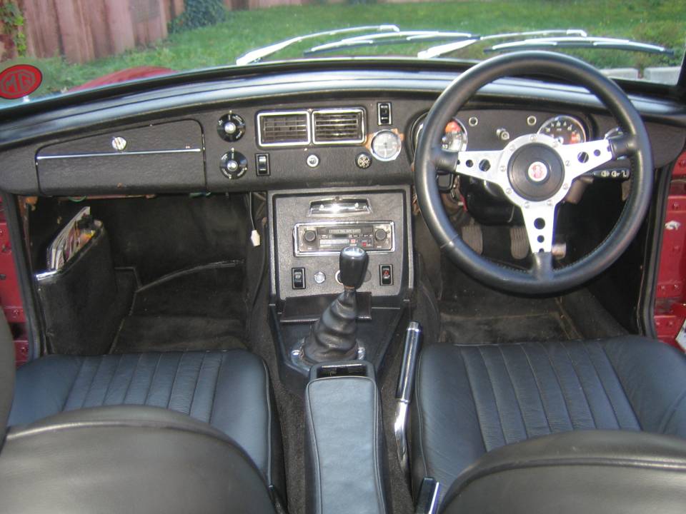 Image 6/9 of MG MGB GT V8 (1974)