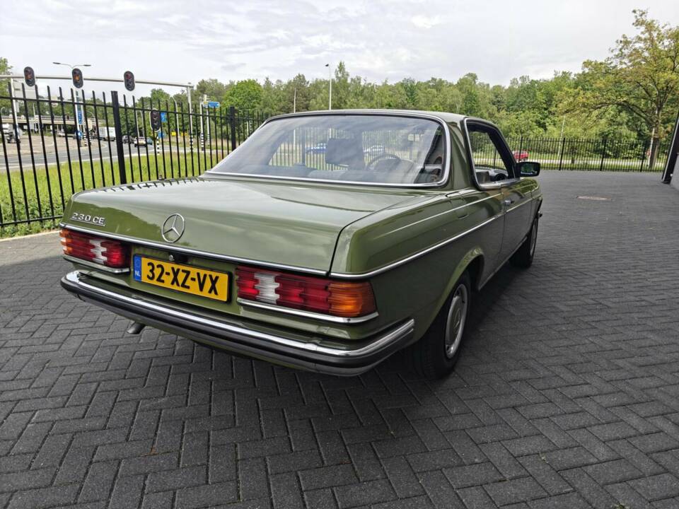 Immagine 11/50 di Mercedes-Benz 230 CE (1982)