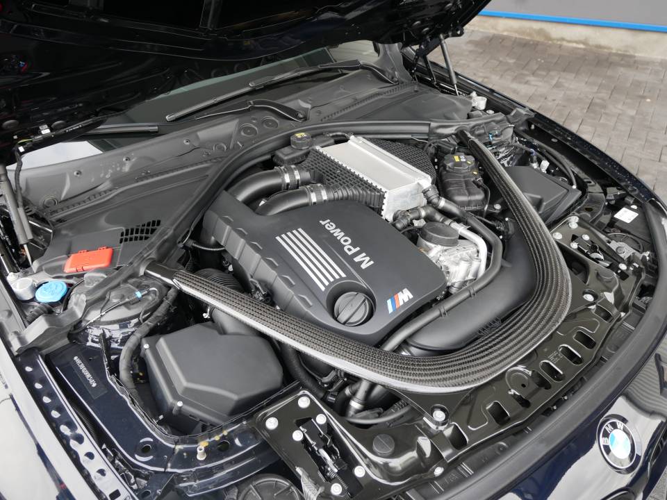 Image 23/25 of BMW M4 CS (2017)