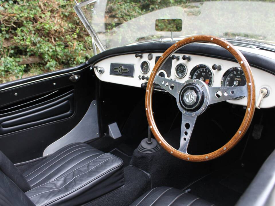 Image 7/15 of MG MGA 1500 (1958)