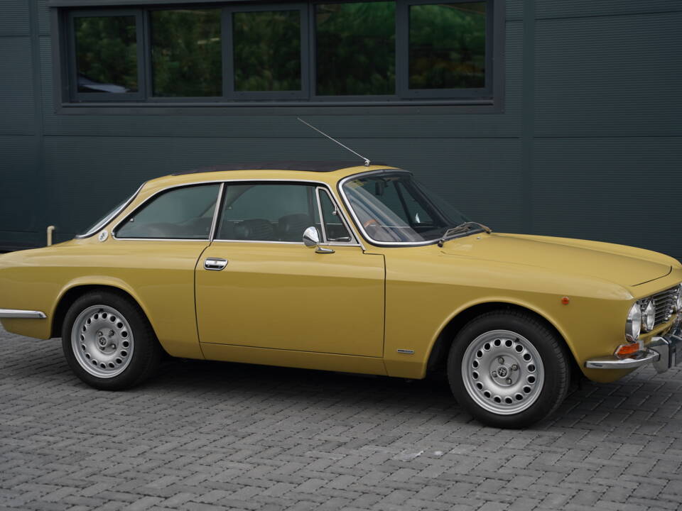 Bild 41/50 von Alfa Romeo 2000 GT Veloce (1975)