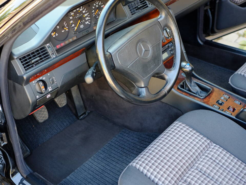 Imagen 123/171 de Mercedes-Benz E 220 (1994)