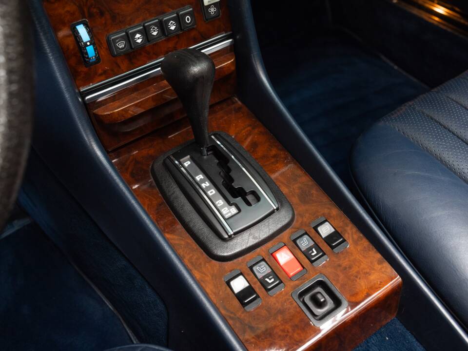 Image 17/35 de Mercedes-Benz 500 SL (1984)