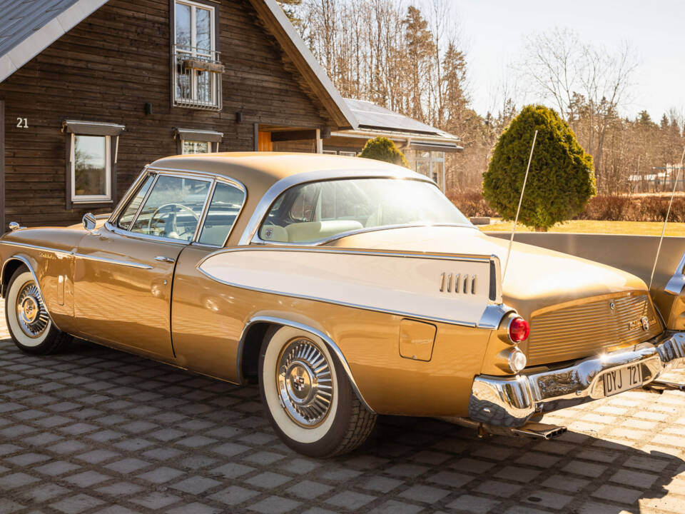 Image 2/4 of Studebaker Golden Hawk (1957)