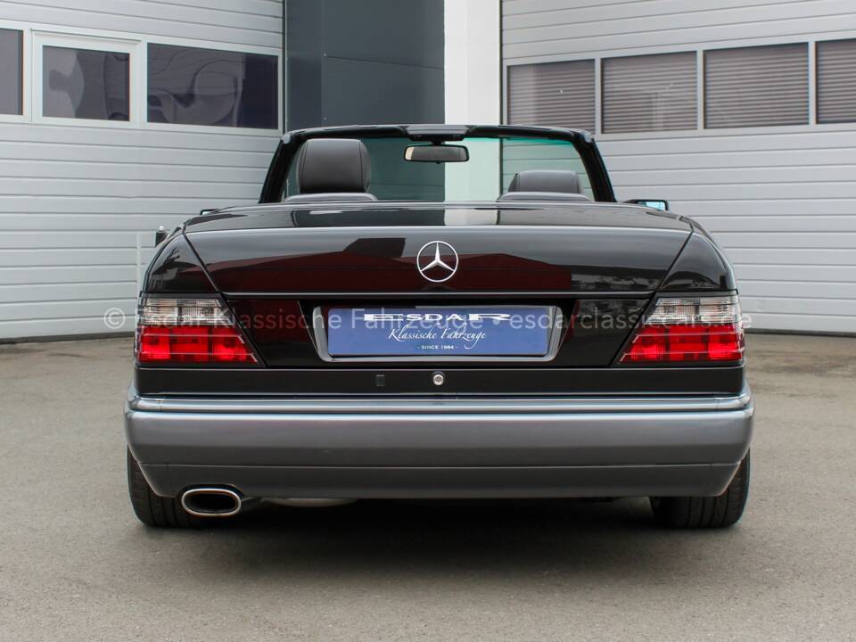 Image 25/33 of Mercedes-Benz E 200 (1994)