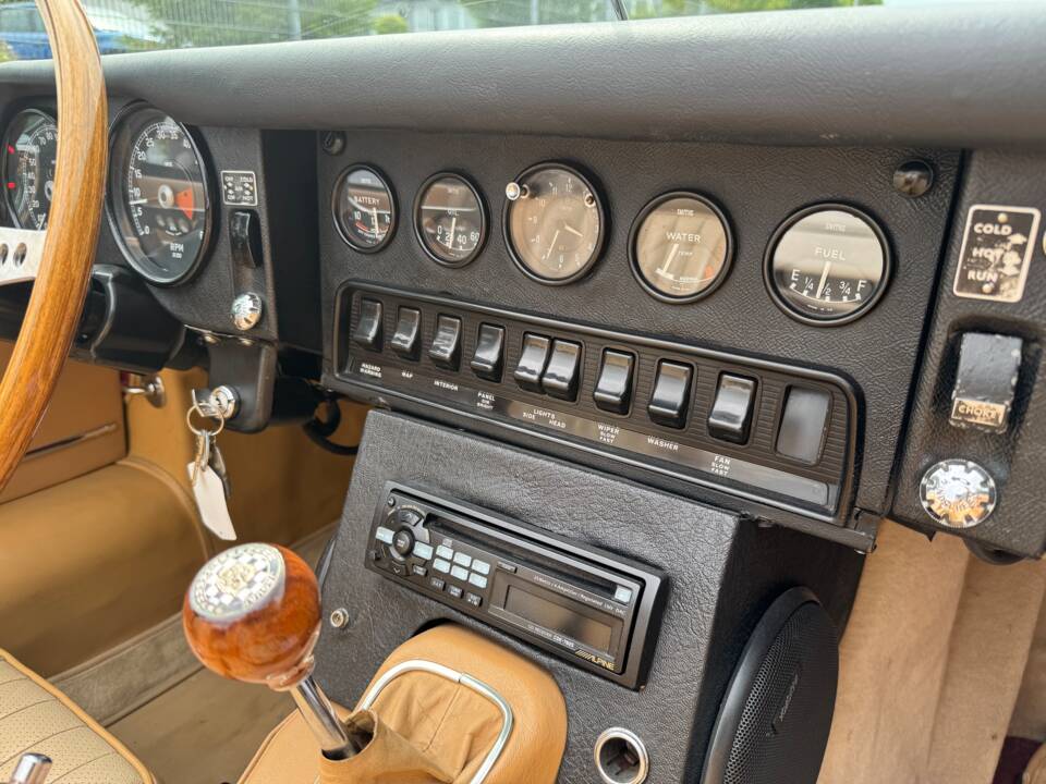 Image 12/35 of Jaguar E-Type (1969)
