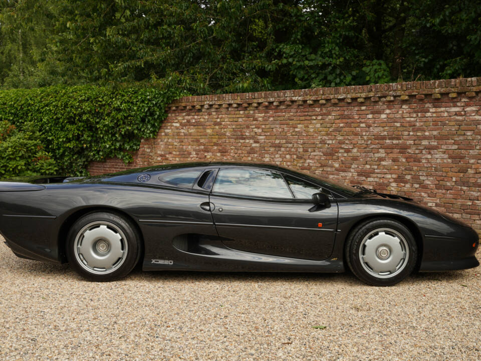 Image 47/50 of Jaguar XJ 220 (1993)