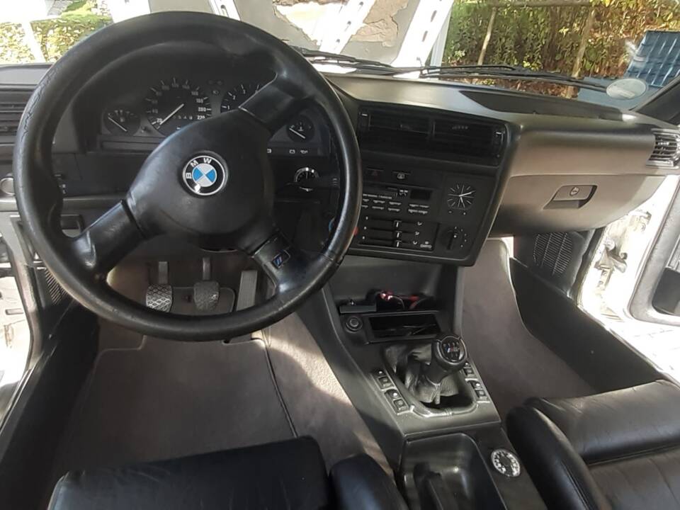 Image 13/55 of BMW 320i (1991)