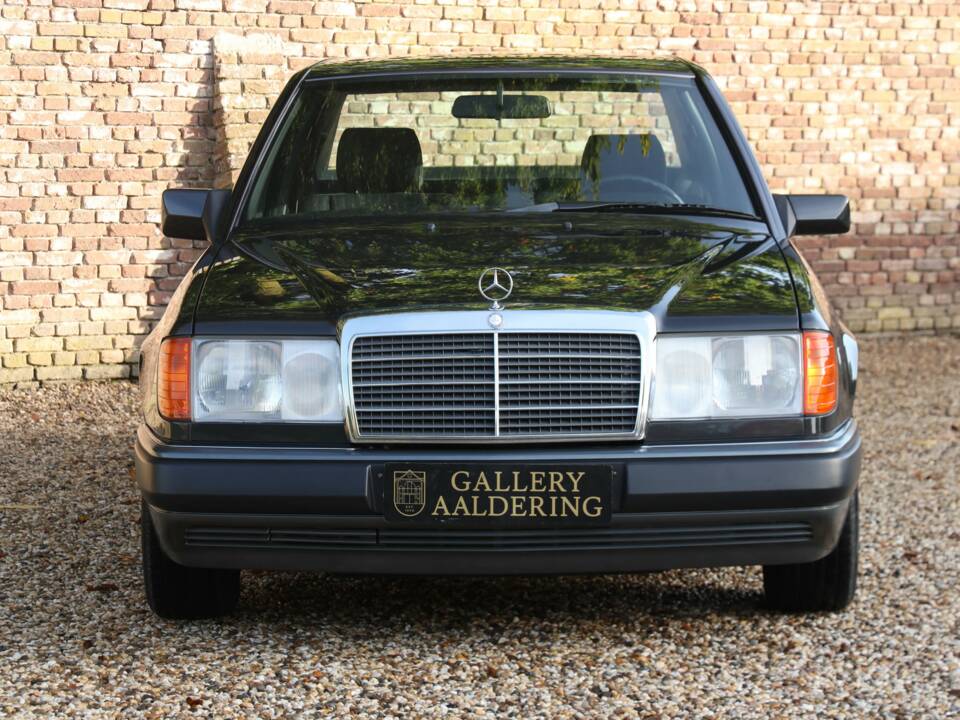 Image 5/50 of Mercedes-Benz 200 E (1992)