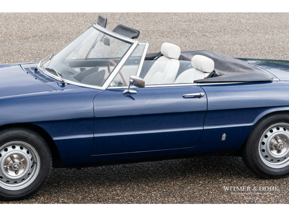 Image 28/33 of Alfa Romeo 1600 Spider (1975)