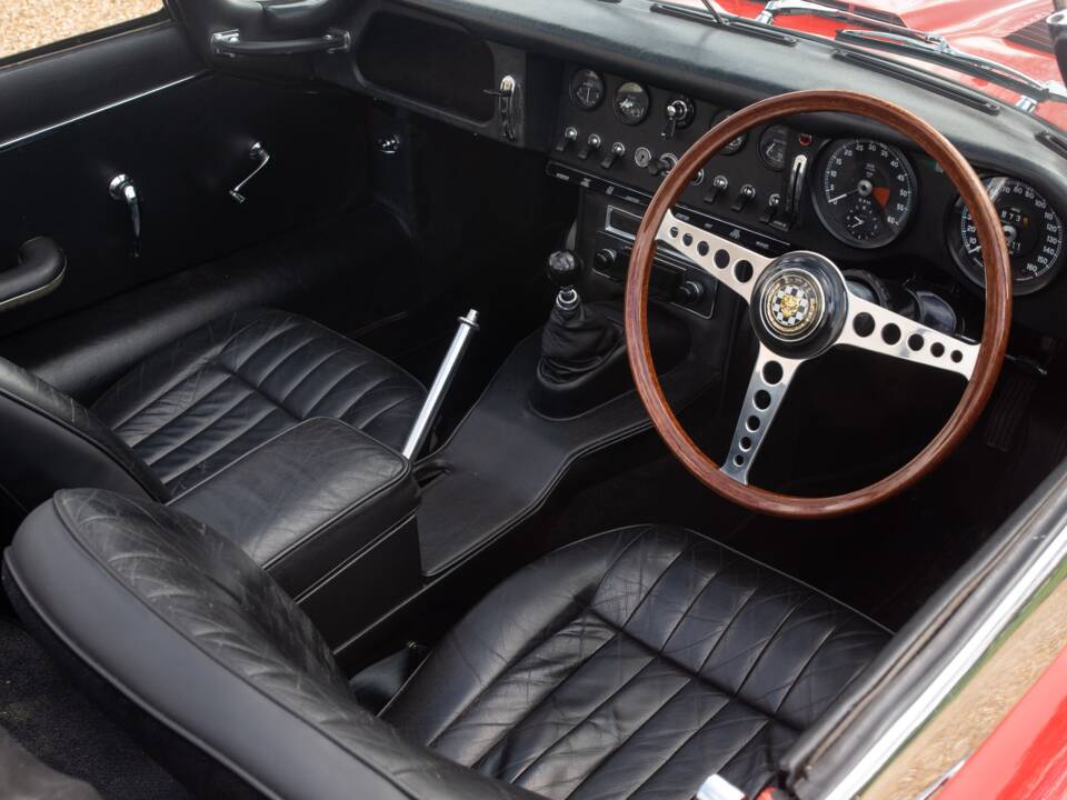 Image 4/50 de Jaguar E-Type (1967)
