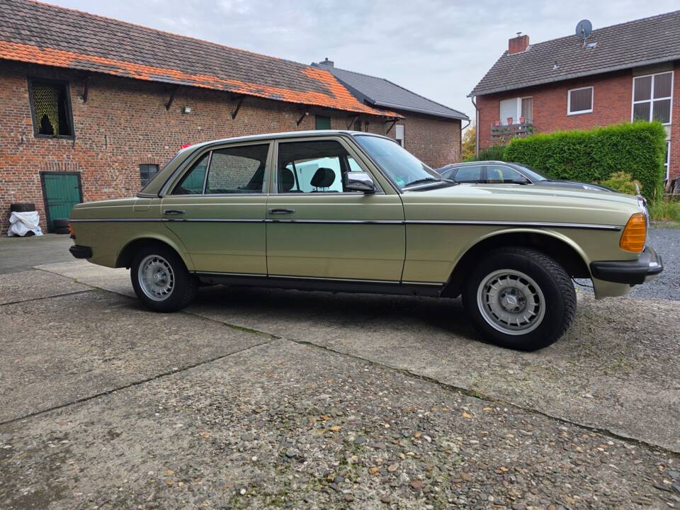 Image 24/73 of Mercedes-Benz 230 E (1985)