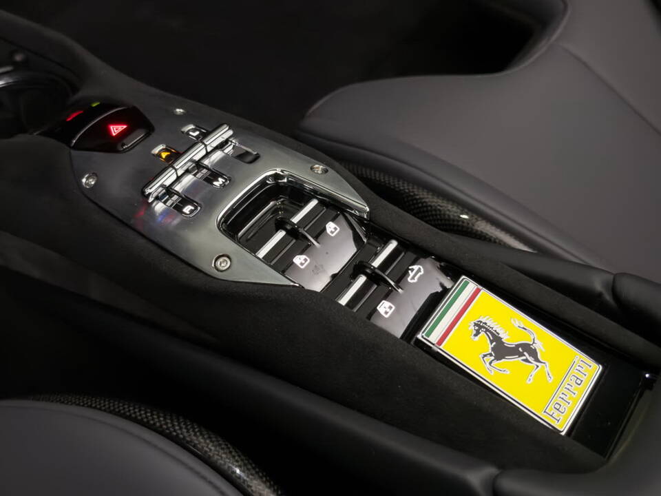 Image 21/42 de Ferrari 296 GTS (2024)
