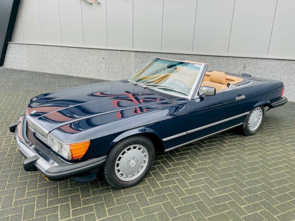 Afbeelding 2/36 van Mercedes-Benz 560 SL (1988)