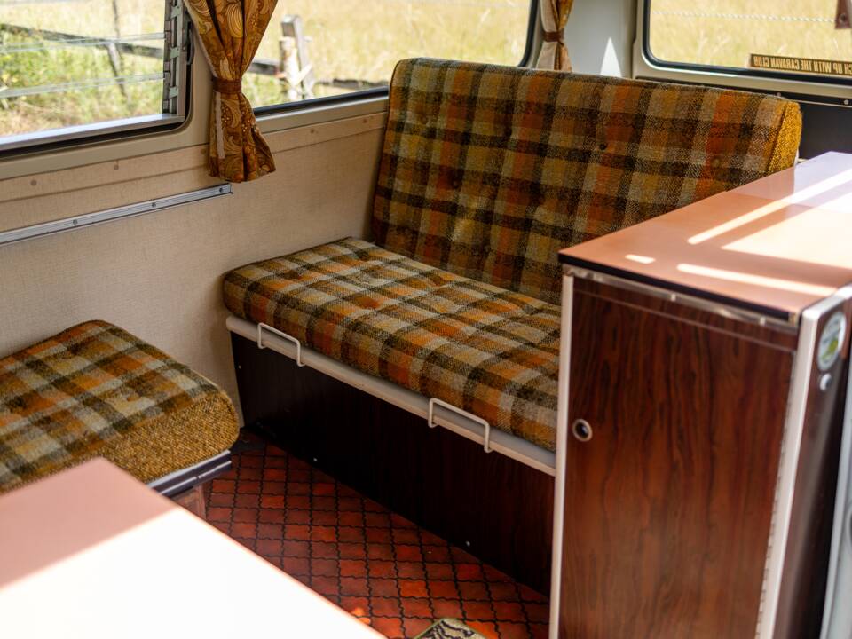 Image 15/47 of Volkswagen T2b Camper (1977)
