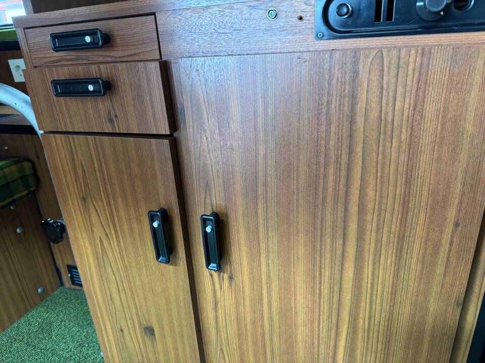 Image 66/100 of Volkswagen T2b Westfalia (1979)