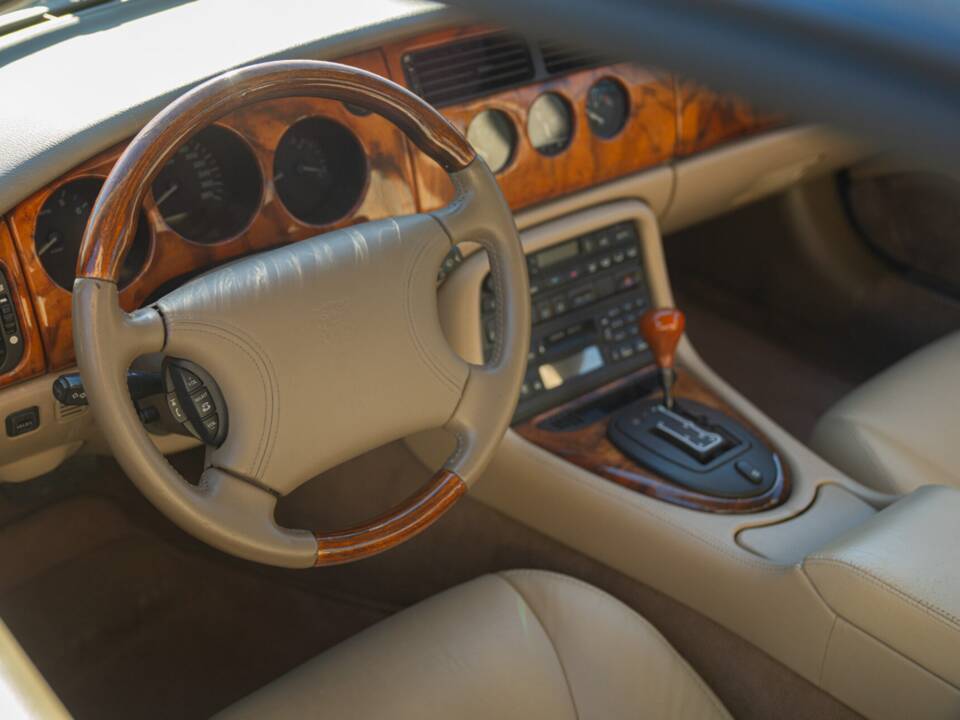 Image 47/50 de Jaguar XK8 4.0 (1998)