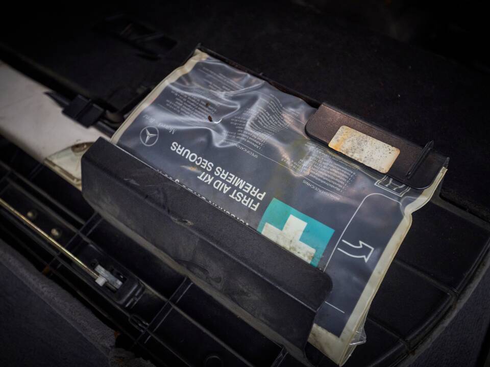 Image 71/100 of Mercedes-Benz 230 TE (1990)