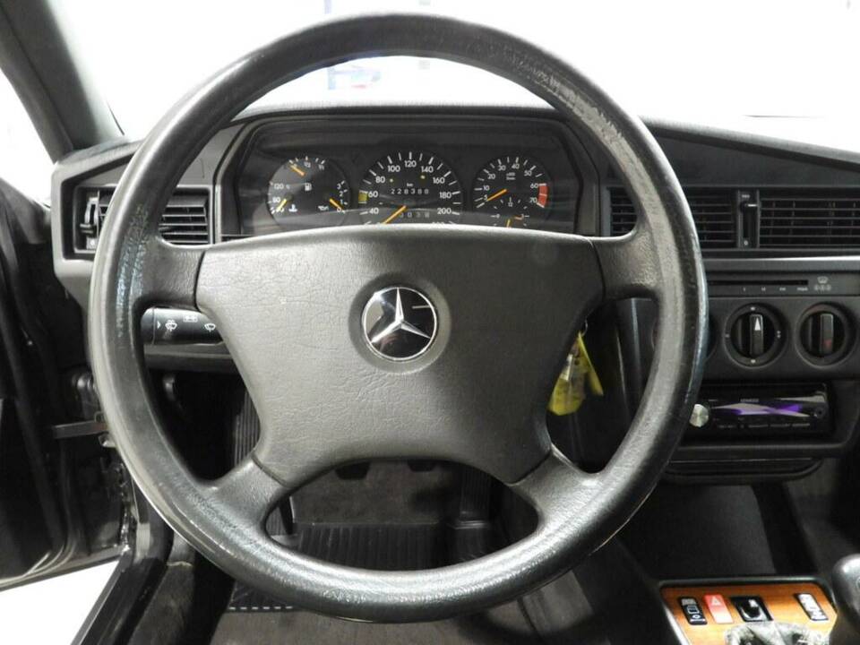 Imagen 8/14 de Mercedes-Benz 190 E 1.8 (1992)