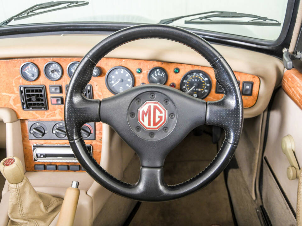 Image 8/50 of MG RV8 (1991)