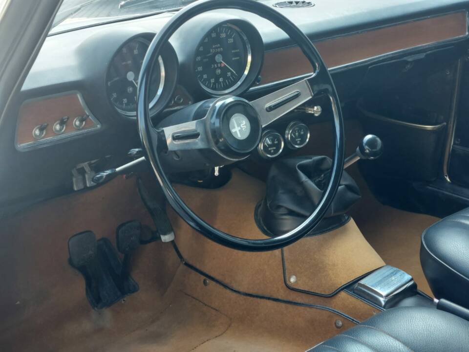 Image 8/21 of Alfa Romeo Giulia GT 1300 Junior (1970)
