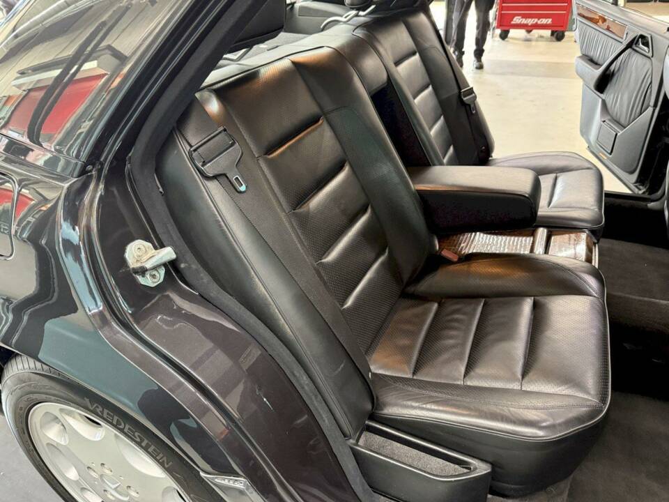Immagine 20/36 di Mercedes-Benz 500 E (1991)