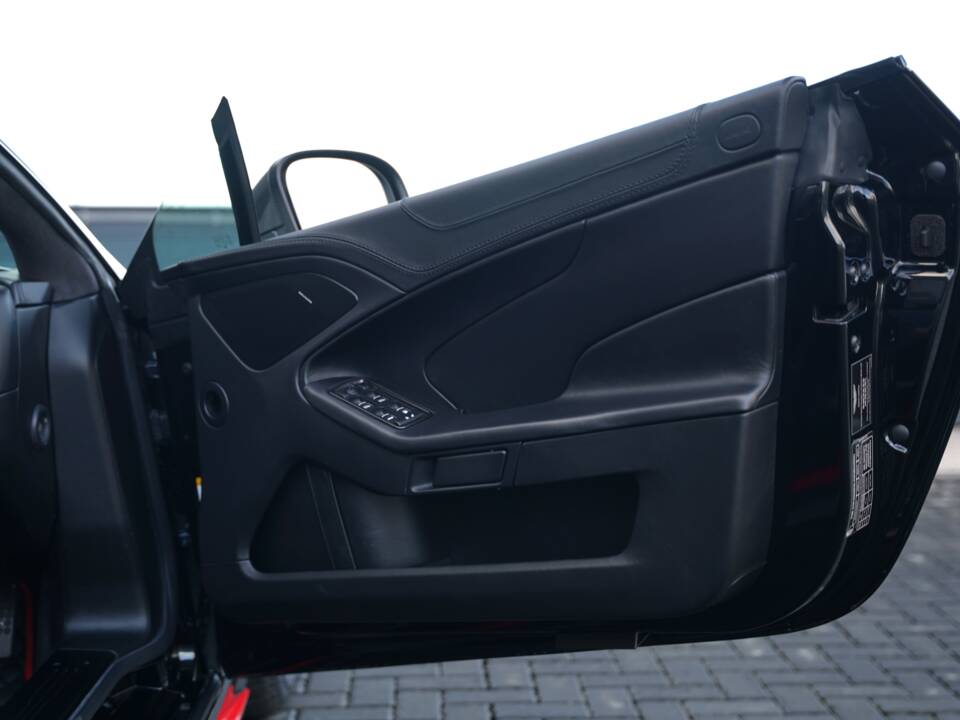 Image 14/50 of Aston Martin Vanquish S Volante (2018)