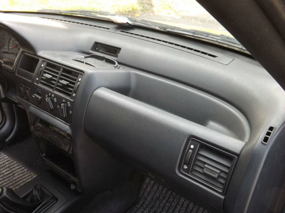 Bild 22/50 von Ford Escort 1.8 16v (1992)