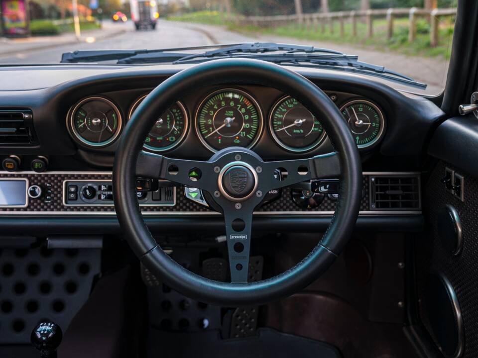 Image 17/34 of Porsche 911 Singer (2023)